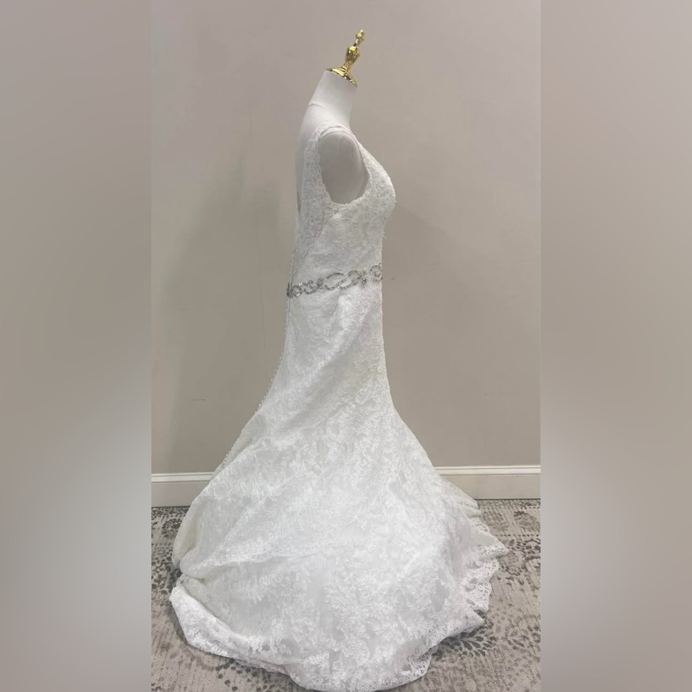 Elegant White Lace V-Neck Mermaid Wedding Dress - Picture 4 of 8